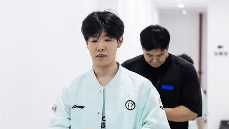 BLG击败TES斩获LPL新科冠军，左手阿卡丽决胜局瞬杀双C